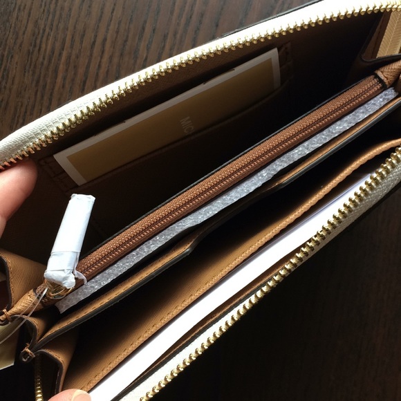 NWT MK ZIP WALLET - Picture 4 of 7